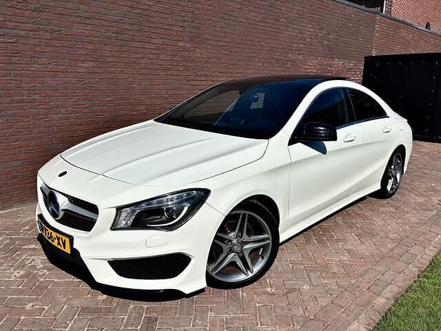 Wit Gebruikt 2013 Mercedes CLA200 AMG Sedan | € 17.950 (Eerlijke prijs) - Afbeelding 1/4