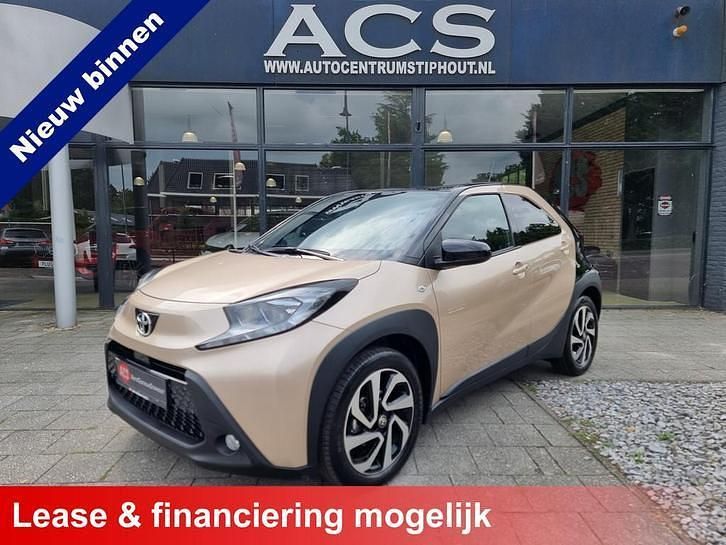 Beige, metallic lak Gebruikt 2024 Toyota Aygo X Pulse SUV | € 19.940 - Afbeelding 1/4