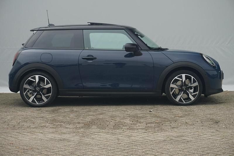 Occasion Mini Cooper Favoured 156 PK (114 kW) 2025 Blauw Hatchback