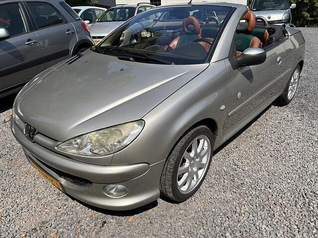 Grijs Gebruikt 2004 Peugeot 206 CC Roland Garros Cabriolet | € 1.499 (Eerlijke prijs) - Afbeelding 1/4