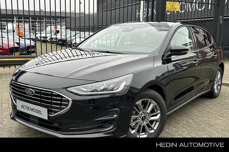 Zwart Nieuw 2025 Ford Focus Titanium Hatchback | € 28.895 (Eerlijke prijs) - Afbeelding 1/4
