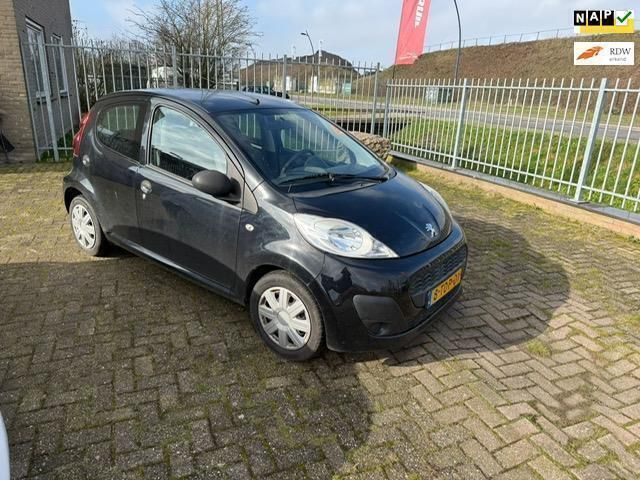 Zwart Gebruikt 2014 Peugeot 107 Access Hatchback | € 2.250 (Eerlijke prijs) - Afbeelding 1/4