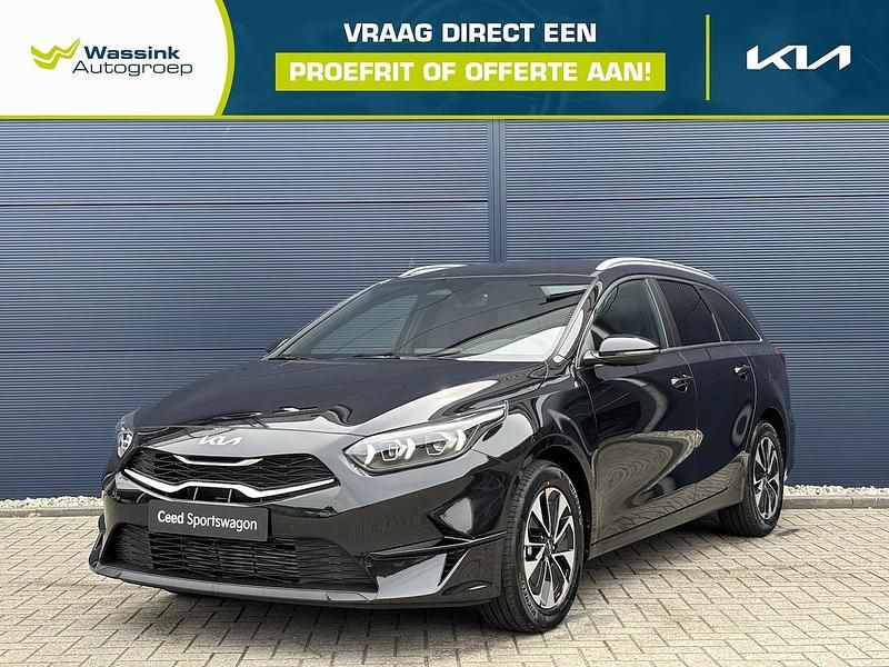 Zwart (metallic) Nieuw 2025 Kia Ceed Sportswagon Stationwagen | € 30.025 (Eerlijke prijs) - Afbeelding 1/4