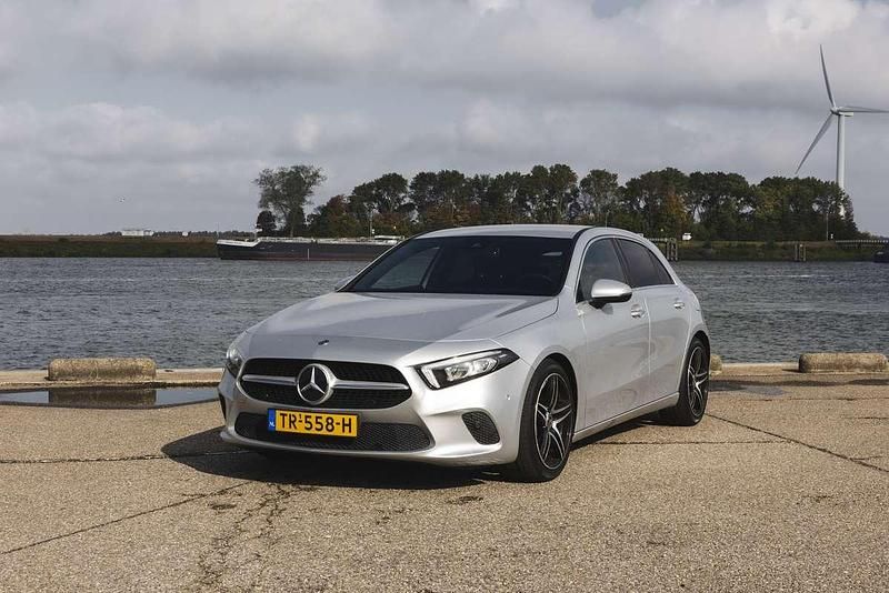 Grijs Gebruikt 2018 Mercedes A200 Edition Hatchback | € 17.950 (Goede deal) - Afbeelding 1/4