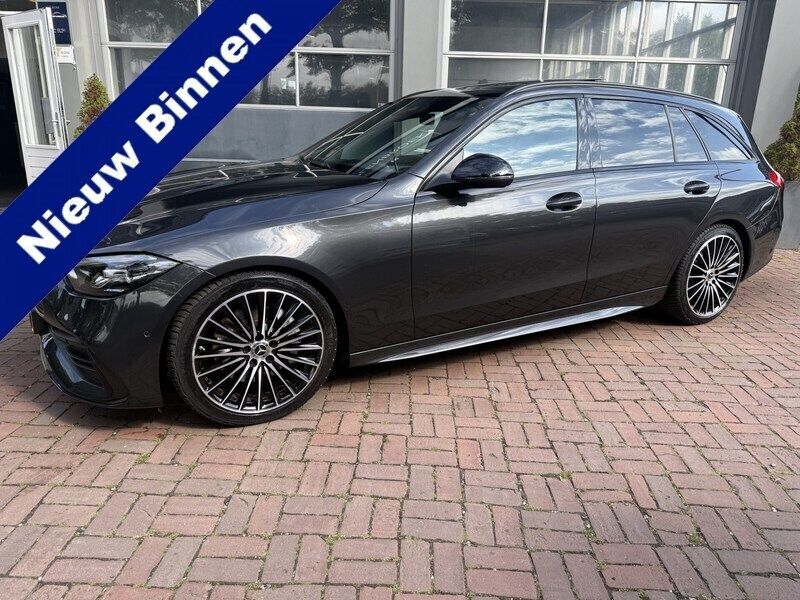Grijs, metallic lak Gebruikt 2022 Mercedes C180 AMG line Stationwagen | € 39.500 (Eerlijke prijs) - Afbeelding 1/4