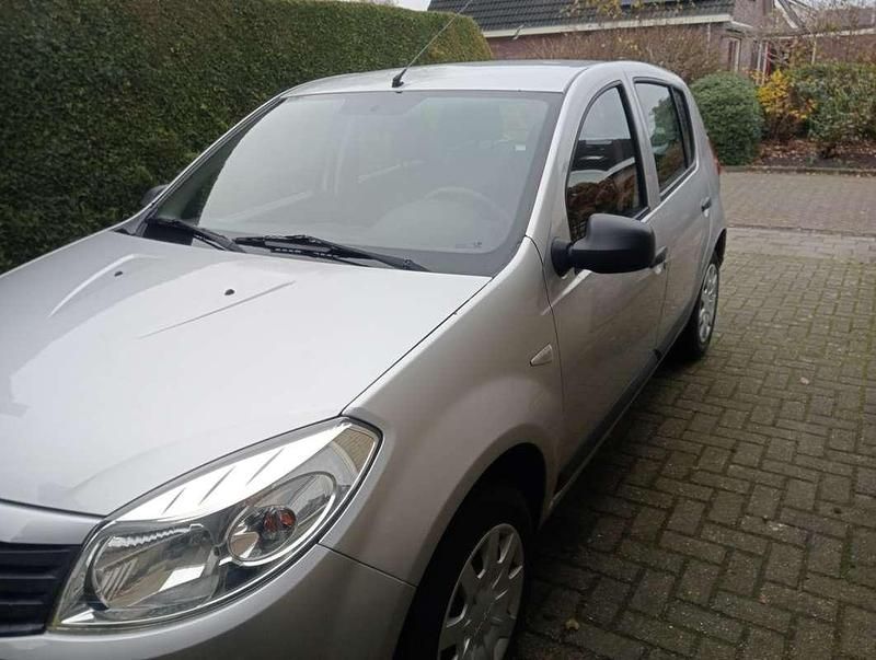 Grijs Occasion 2010 Dacia Sandero Ambiance Hatchback | € 2.750 (Goede deal) - Afbeelding 1/4