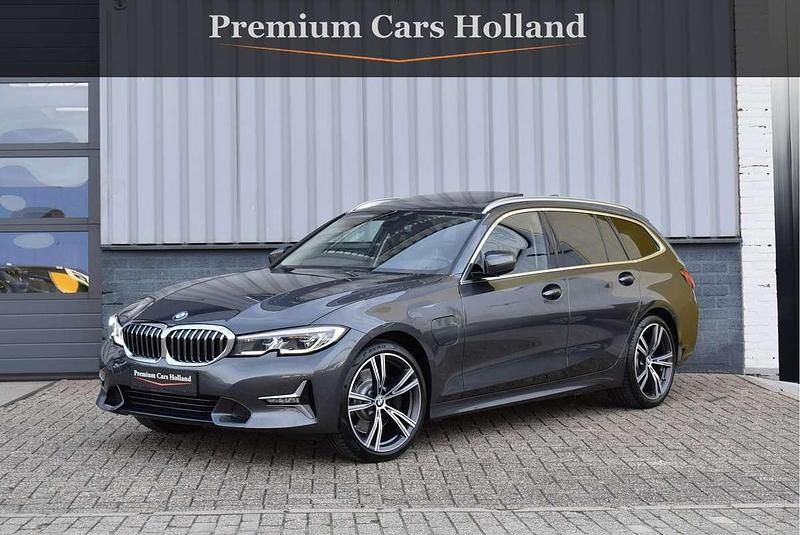 Grijs Gebruikt 2021 BMW 330e Comfort Edition Stationwagen | € 31.950 (Eerlijke prijs) - Afbeelding 1/4