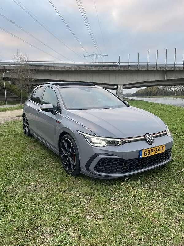 Grijs Gebruikt 2021 VW Golf VIII GTI Stationwagen | € 29.999 (Eerlijke prijs) - Afbeelding 1/4