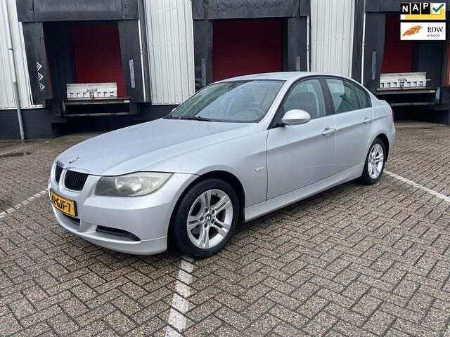 Grijs Gebruikt 2008 BMW 318 Sedan | € 3.995 (Goede deal) - Afbeelding 1/4
