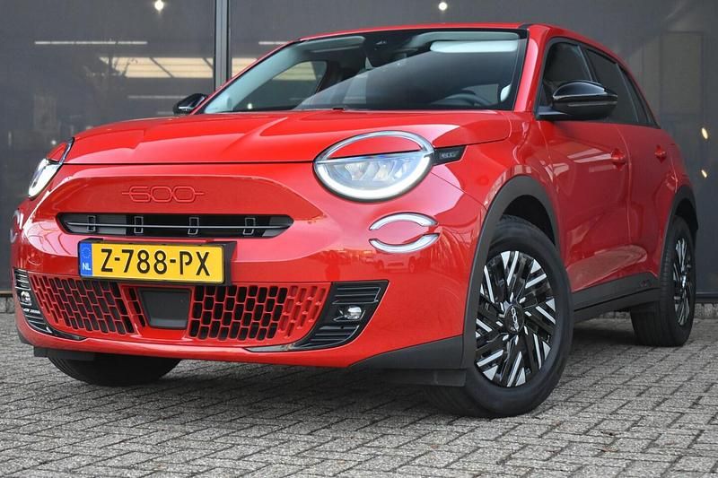 Rood Occasion 2024 Fiat 600E Red SUV | € 23.400 (Eerlijke prijs) - Afbeelding 1/4