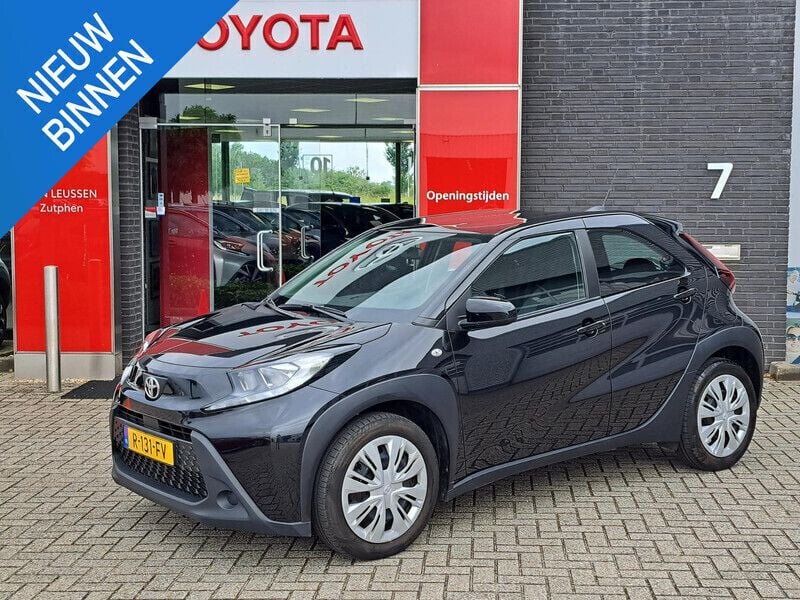 Zwart Gebruikt 2022 Toyota Aygo Play Hatchback | € 15.400 (Goede deal) - Afbeelding 1/4