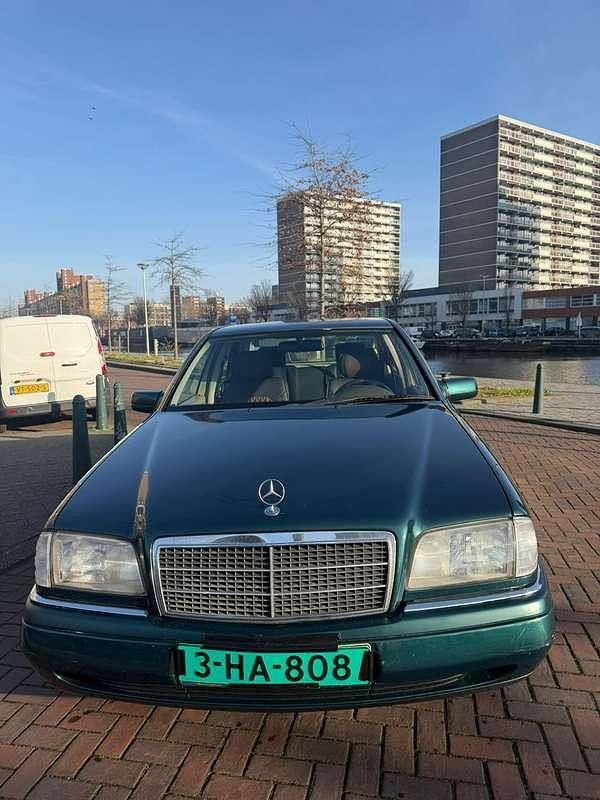 Groen Occasion 1995 Mercedes 180 Sedan | € 3.245 - Afbeelding 1/4