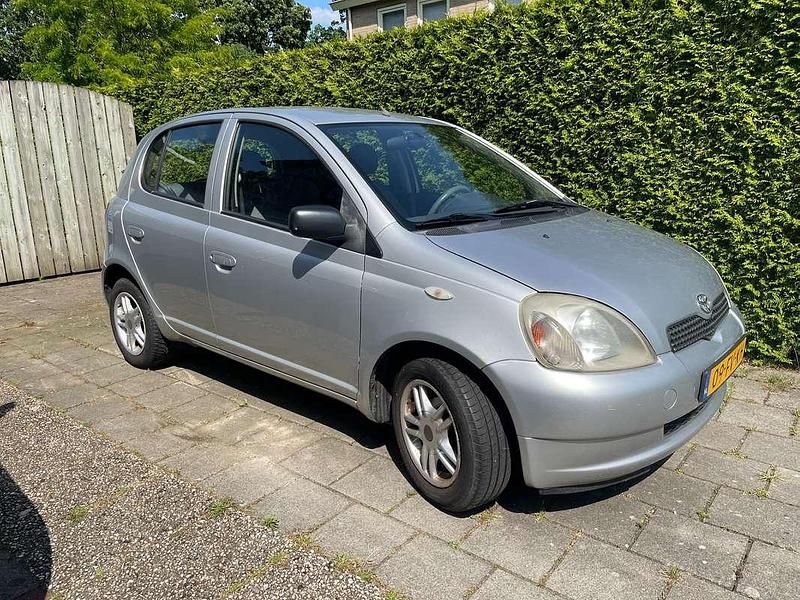 Zilver Gebruikt 2000 Toyota Yaris Terra Hatchback | € 1.500 (Goede deal) - Afbeelding 1/4