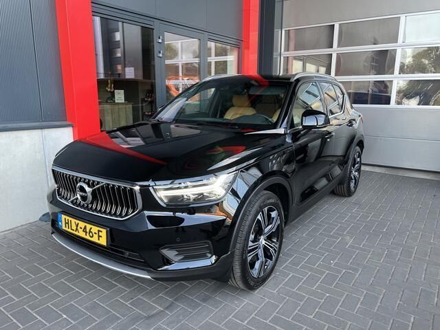 Zwart Gebruikt 2021 Volvo XC40 Inscription SUV | € 36.750 (Eerlijke prijs) - Afbeelding 1/4