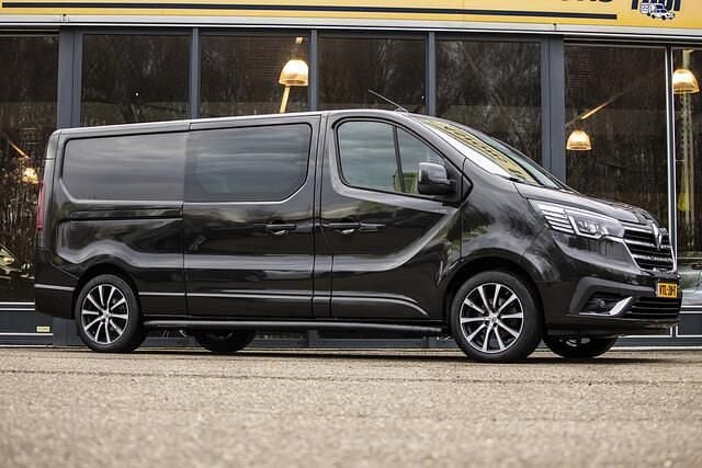 Zwart (metallic) Gebruikt 2023 Renault Trafic Business MPV | € 27.950 (Duur) - Afbeelding 1/4