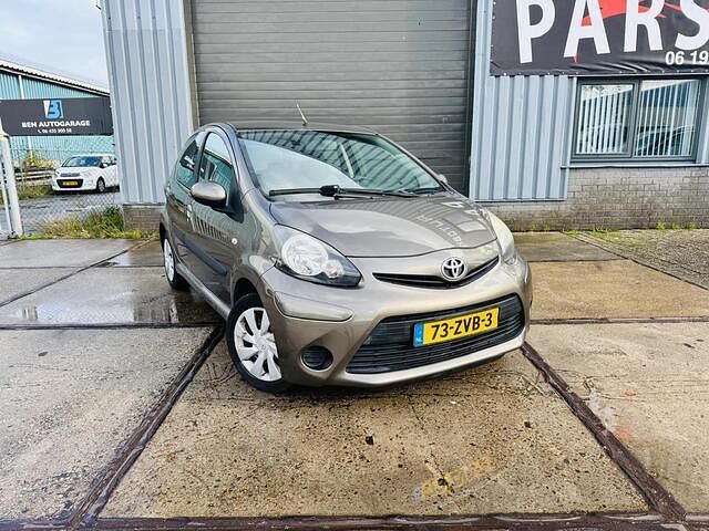 Bruin Gebruikt 2012 Toyota Aygo Comfort Hatchback | € 2.999 (Eerlijke prijs) - Afbeelding 1/4