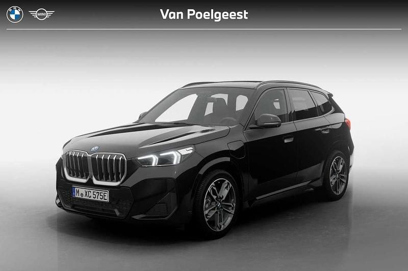 Saphirschwarz metallic (475) (zwart metallic) Nieuw 2025 BMW X1 Comfort Edition SUV | € 65.531 (Super prijs) - Afbeelding 1/4