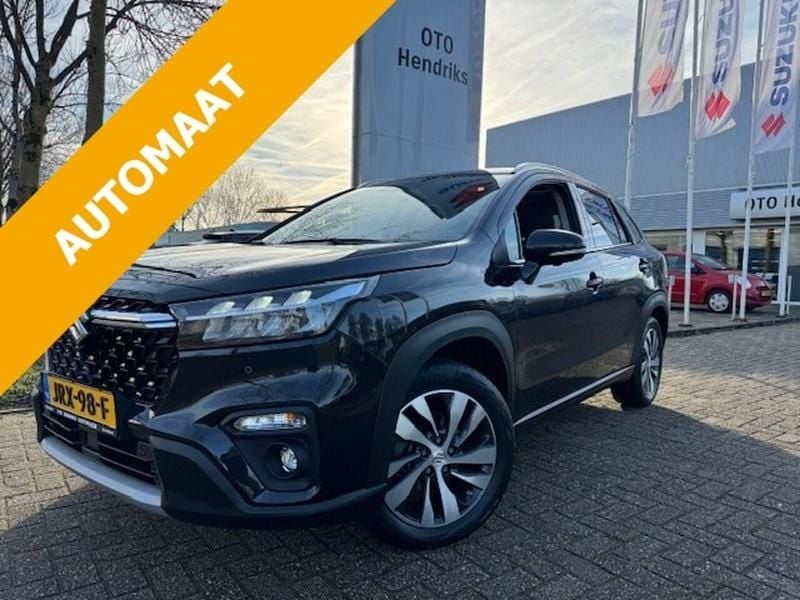 Zwart (metallic) Occasion 2022 Suzuki SX4 S-Cross Style SUV | € 26.495 (Eerlijke prijs) - Afbeelding 1/4