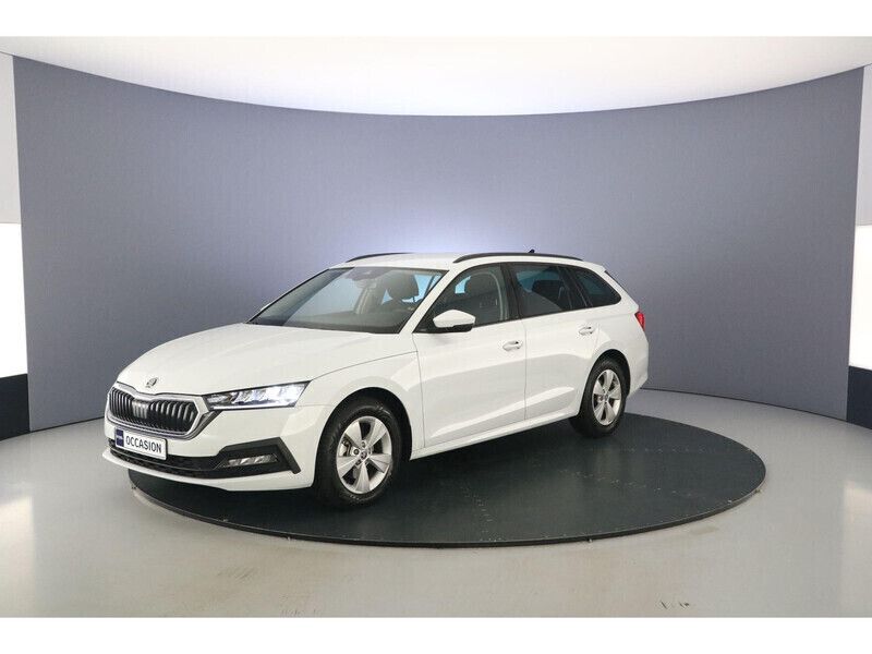 Moon white Gebruikt 2024 Skoda Octavia Business Line Stationwagen | € 30.900 (Iets duurder) - Afbeelding 1/4