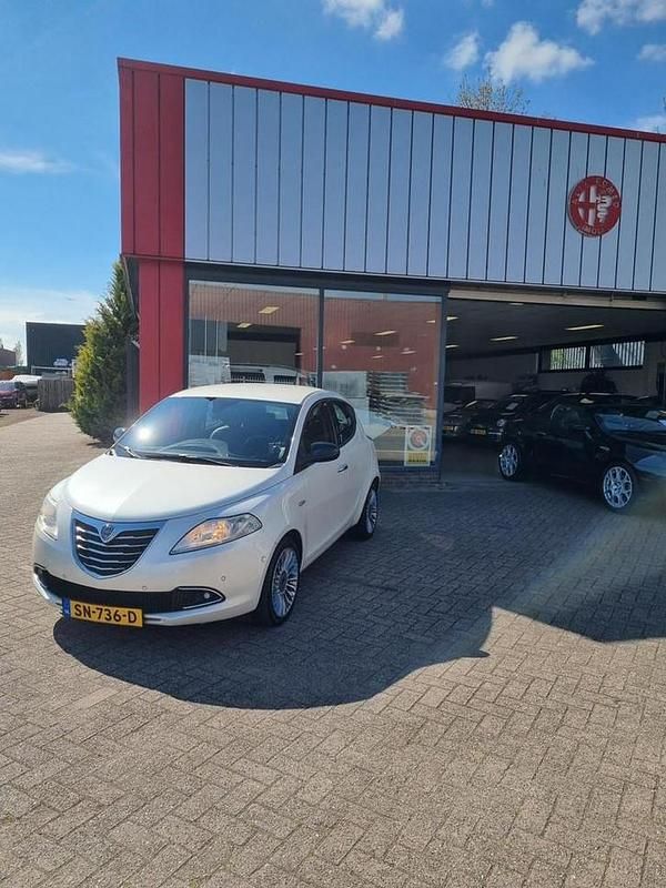 Wit Gebruikt 2011 Lancia Ypsilon Platinum Hatchback | € 3.950 (Eerlijke prijs) - Afbeelding 1/4