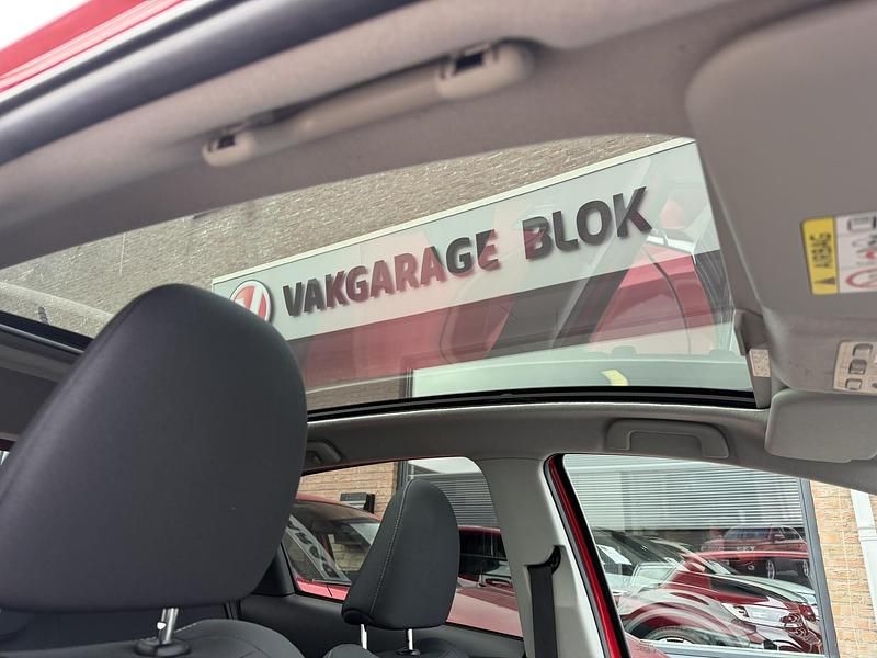 Occasion Toyota Yaris Hybrid 101 PK (74 kW) 2015 Rood Hatchback