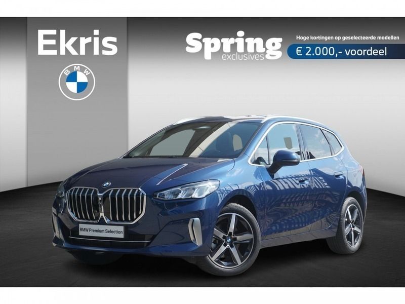 Phytonicblau (donker blauw) Gebruikt 2024 BMW 220 Active Tourer Luxury Line MPV | € 44.900 (Iets duurder) - Afbeelding 1/4