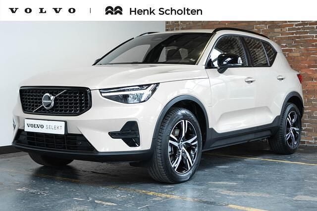 Bruin Gebruikt 2024 Volvo XC40 Plus SUV | € 42.950 (Eerlijke prijs) - Afbeelding 1/4