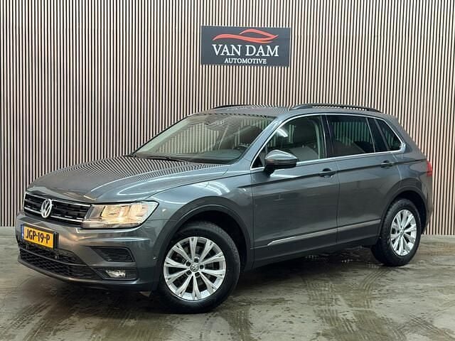 Grijs (metallic) Occasion 2020 VW Tiguan Highline SUV | € 22.900 - Afbeelding 1/4