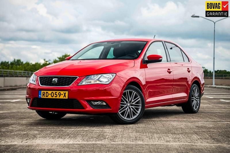 Rood Gebruikt 2017 Seat Toledo CONNECT Hatchback | € 12.945 - Afbeelding 1/4