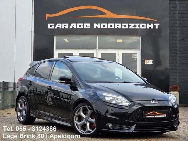 Zwart Gebruikt 2015 Ford Focus ST Hatchback | € 14.995 (Goede deal) - Afbeelding 1/4