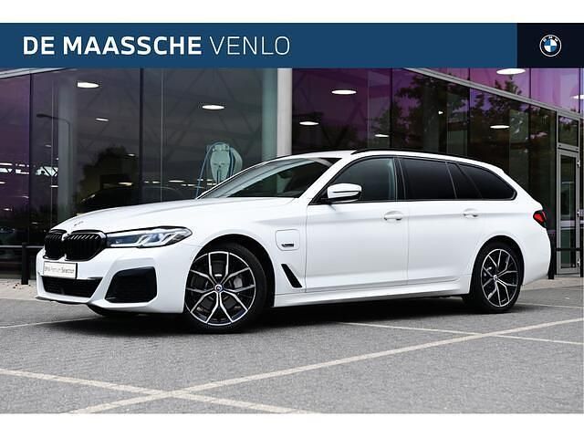 Wit Gebruikt 2022 BMW 530e Comfort Edition Stationwagen | € 44.950 (Eerlijke prijs) - Afbeelding 1/4