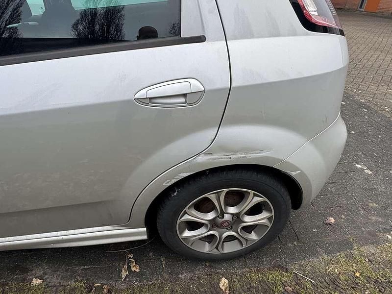 Zilver Occasion 2015 Fiat Punto Lounge Hatchback | € 2.950 (Goede deal) - Afbeelding 1/4