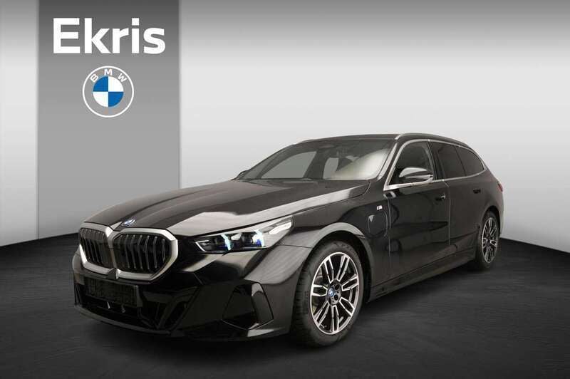 Zwart Nieuw 2025 BMW 530e M Sport Stationwagen | € 83.339 (Super prijs) - Afbeelding 1/4