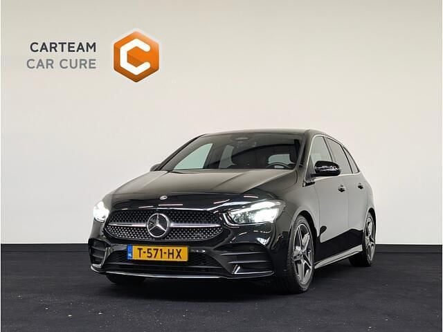 Zwart Gebruikt 2023 Mercedes B180 AMG line MPV | € 33.950 (Goede deal) - Afbeelding 1/4