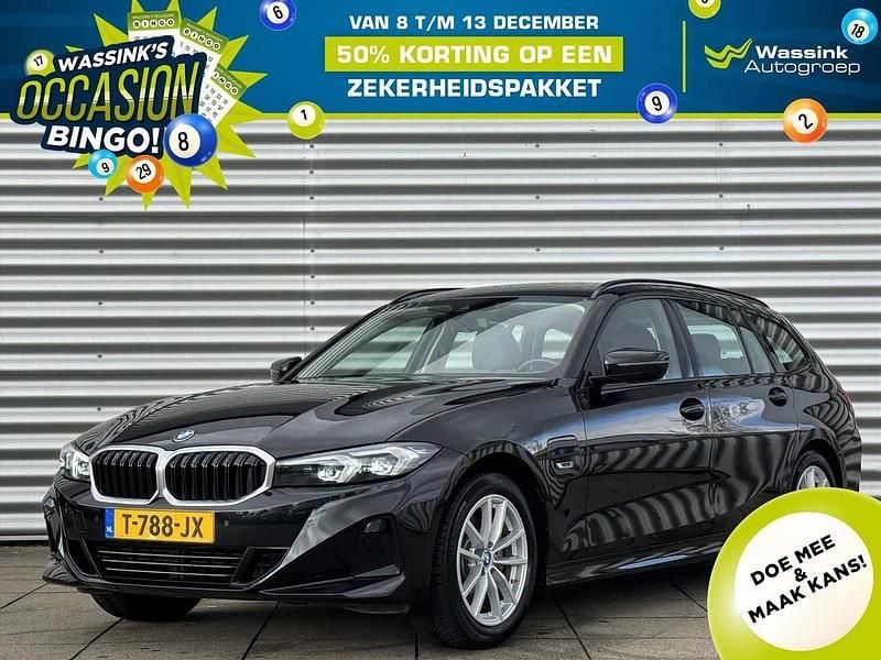 Zwart Occasion 2023 BMW 320e Basis Stationwagen | € 33.895 (Eerlijke prijs) - Afbeelding 1/1