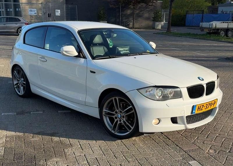 Wit Gebruikt 2011 BMW 116 Sport Line Hatchback | € 6.000 (Eerlijke prijs) - Afbeelding 1/4