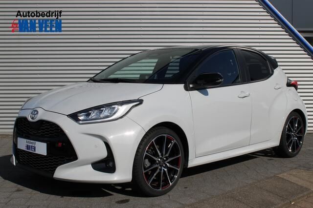 Grijs Gebruikt 2024 Toyota Yaris Sport Hatchback | € 27.945 (Eerlijke prijs) - Afbeelding 1/4
