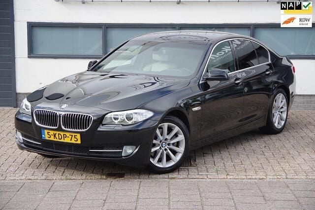 Zwart Gebruikt 2013 BMW 520 Comfort Edition Sedan | € 17.450 (Eerlijke prijs) - Afbeelding 1/4