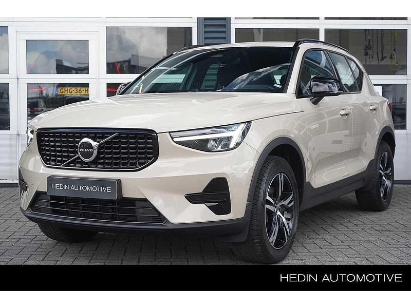 Bruin Gebruikt 2024 Volvo XC40 Plus SUV | € 43.995 (Iets duurder) - Afbeelding 1/4