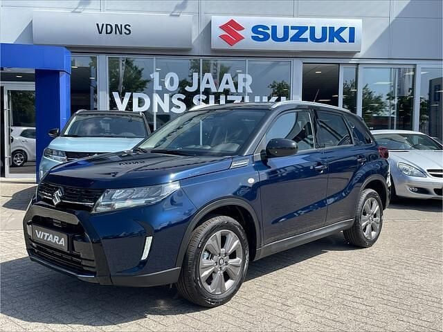 Blauw, metallic lak Nieuw 2025 Suzuki Vitara SUV | € 32.298 (Eerlijke prijs) - Afbeelding 1/3