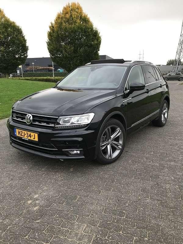 Zwart Gebruikt 2019 VW Tiguan R-line SUV | € 28.950 (Goede deal) - Afbeelding 1/4