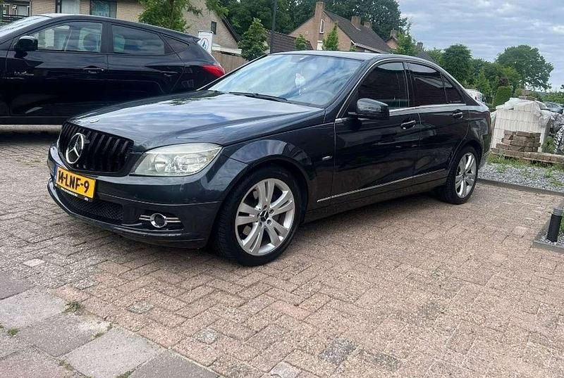 Grijs Gebruikt 2010 Mercedes C180 Sedan | € 9.500 (Eerlijke prijs) - Afbeelding 1/4