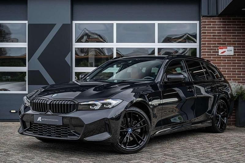 Zwart Gebruikt 2022 BMW 330e M Sport Stationwagen | € 40.950 (Duur) - Afbeelding 1/4