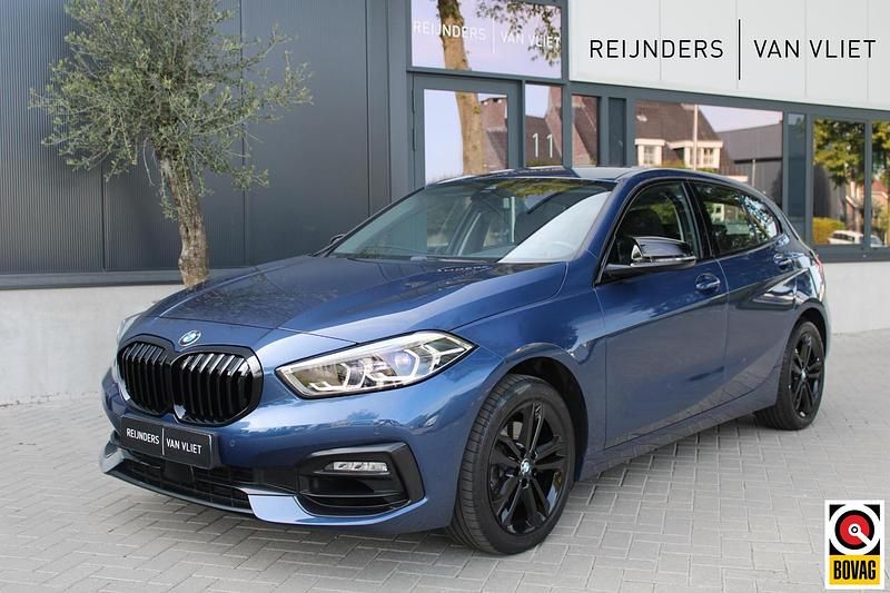 Blauw Gebruikt 2021 BMW 118 Sport Line Hatchback | € 20.890 (Eerlijke prijs) - Afbeelding 1/4