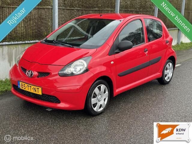 Rood Gebruikt 2007 Toyota Aygo Hatchback | € 1.850 (Eerlijke prijs) - Afbeelding 1/4