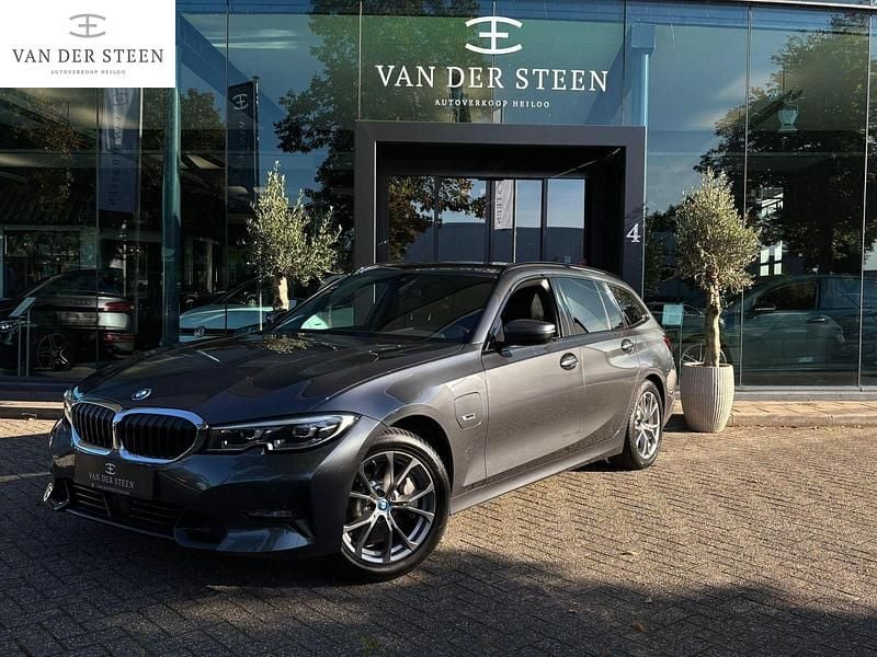 Grijs Gebruikt 2022 BMW 330e Executive Stationwagen | € 37.545 (Eerlijke prijs) - Afbeelding 1/4