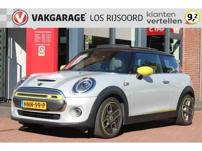 Grijs, metallic lak Gebruikt 2020 Mini Cooper S Essential Hatchback | € 16.990 - Afbeelding 1/4