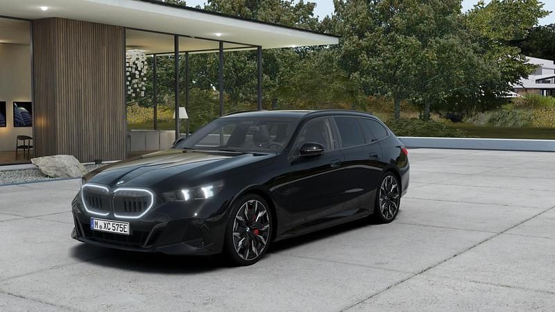 Zwart Nieuw 2025 BMW 550e M Sport Stationwagen | € 110.744 (Goede deal) - Afbeelding 1/4