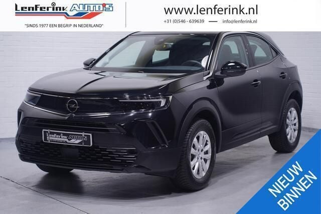 Zwart, metallic lak Gebruikt 2022 Opel Mokka Elegance SUV | € 21.600 (Goede deal) - Afbeelding 1/4