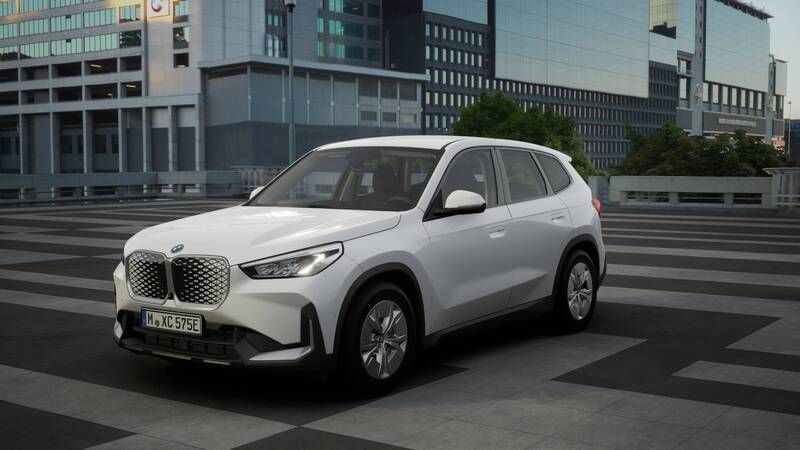 Alpinweiss Nieuw 2025 BMW iX1 Shadowline SUV | € 46.347 (Super prijs) - Afbeelding 1/4